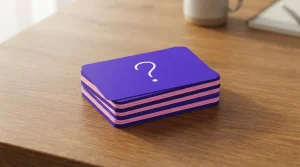 Stapel schlichter Fragekarten mit Fragezeichen auf einem Holztisch